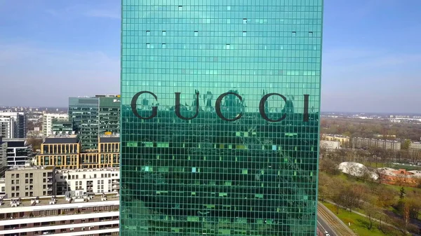 グッチ ロゴ付きオフィス超高層ビルの空中ショットは。近代的なオフィスビル。3 d レンダリングの社説 — ストック写真