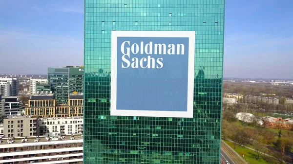 Аэросъемка офисного небоскреба с логотипом The Goldman Sachs Group, Inc. Современное офисное здание. Редакционная 3D рендеринг — стоковое фото