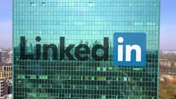 Аэросъемка офисного небоскреба с логотипом LinkedIn. Современное офисное здание. 3D-рендеринг 4K клипа — стоковое видео