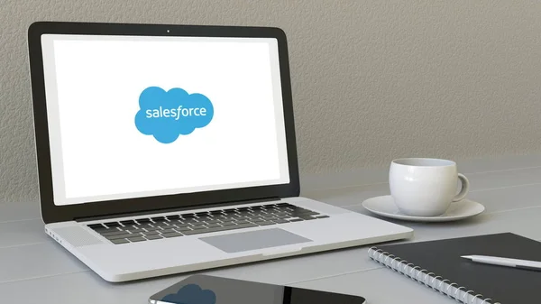 Laptop cu logo-ul Salesforce pe ecran. Redare 3D conceptuală la locul de muncă modern — Fotografie, imagine de stoc