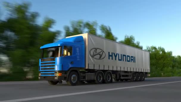 Vracht semi vrachtwagen met Hyundai Motor Company logo rijden langs bos weg, naadloze loops. Redactioneel 4k clip — Stockvideo