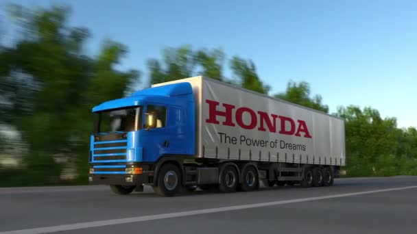 Vracht semi vrachtwagen met Honda logo rijden langs bos weg, naadloze loops. Redactioneel 4k clip — Stockvideo