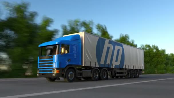 Frete semi-caminhão com logotipo HP Inc. dirigindo ao longo da estrada da floresta, loop sem costura. Editorial 4K clip — Vídeo de Stock