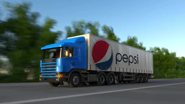 Ημι φορτηγό φορτίου με το λογότυπο της Pepsi οδήγηση κατά μήκος το δασικό δρόμο, αδιάλειπτη βρόχο. Συντακτική 4k κλιπ — Αρχείο Βίντεο