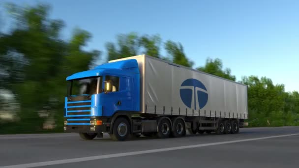 Frete semi-caminhão com o logotipo do grupo Tata dirigindo ao longo da estrada da floresta, loop sem costura. Editorial 4K clip — Vídeo de Stock