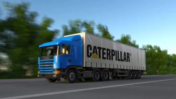 Frete semi-caminhão com logotipo Caterpillar Inc. dirigindo ao longo da estrada da floresta, loop sem costura. Editorial 4K clip — Vídeo de Stock