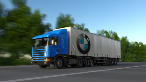 Frete semi-caminhão com logotipo BMW dirigindo ao longo da estrada da floresta, loop sem costura. Editorial 4K clip — Vídeo de Stock
