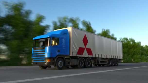 Camion semi-remorque de fret avec logo Mitsubishi conduisant le long de la route forestière, boucle transparente. Clip éditorial 4K — Video