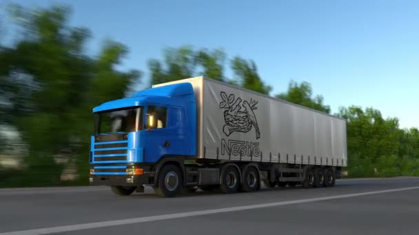Грузовой полугрузовик с логотипом Nestle едет по лесной дороге, бесшовная петля. Клип в 4K — стоковое видео