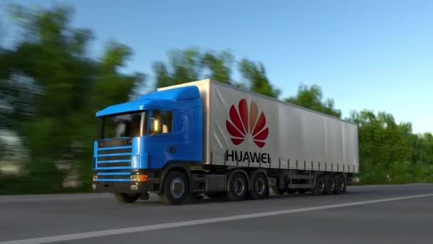 Frete semi-caminhão com logotipo da Huawei dirigindo ao longo da estrada da floresta, loop sem costura. Editorial 4K clip — Vídeo de Stock