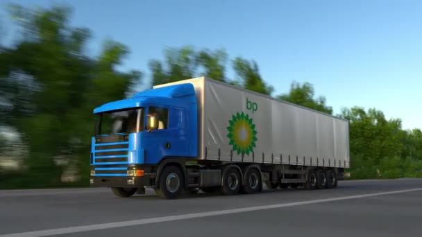 Ciężarówki naczepy towarowe z logo Bp jazdy wzdłuż dróg leśnych, Płynna pętla. Klip redakcji 4k — Wideo stockowe