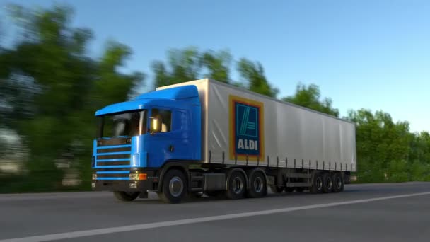 Ημι φορτηγό φορτίου με λογότυπο Aldi οδήγηση κατά μήκος το δασικό δρόμο, αδιάλειπτη βρόχο. Συντακτική 4k κλιπ — Αρχείο Βίντεο