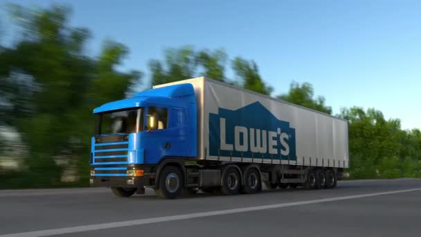 Frete semi-caminhão com Lowes logotipo dirigindo ao longo da estrada da floresta, loop sem costura. Editorial 4K clip — Vídeo de Stock