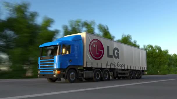 Грузовой полугрузовик с логотипом LG Corporation едет по лесной дороге, бесшовная петля. Клип в 4K — стоковое видео