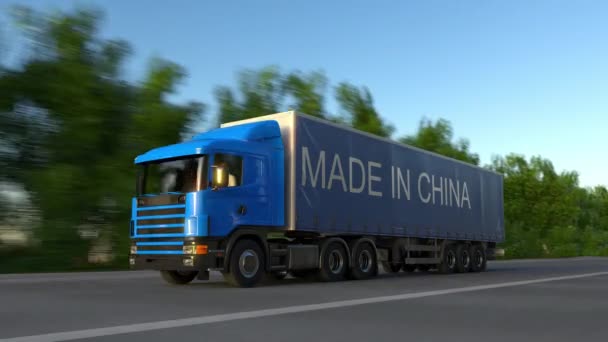 Velocidade semi-caminhão de carga com MADE IN CHINA legenda no trailer. Transporte rodoviário de carga. Loop sem costura 4K clip — Vídeo de Stock