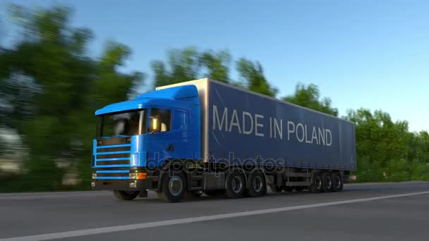 Beschleunigter Sattelschlepper mit Made in Poland Bildunterschrift auf dem Anhänger. Straßengüterverkehr. nahtloser 4k Clip — Stockvideo