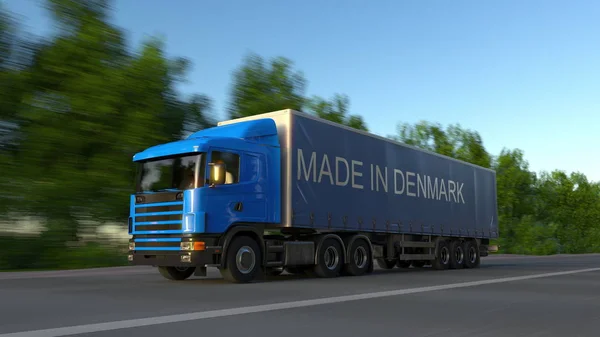 Rozpędzony samochód semi towarowych z podpisem wykonane w Danii na przyczepie. Transport drogowy ładunków. renderowania 3D — Zdjęcie stockowe