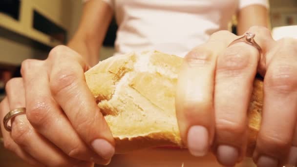 Mujer rompiendo baguette fresca o pan francés. Primer plano de disparo en cámara lenta — Vídeos de Stock