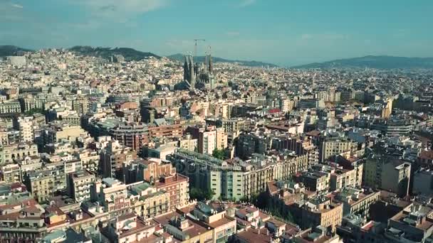 Lanzamiento aéreo de la ciudad de Barcelona, España. Famosa Sagrada Familia - Basílica e Iglesia Expiatoria de la Sagrada Familia. Vídeo 4K — Vídeos de Stock