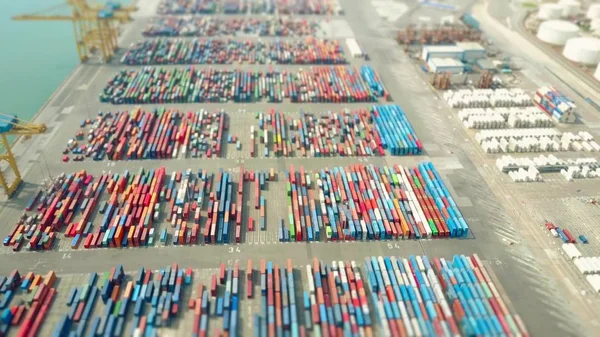 Luftaufnahme der großen Hafen-Containerwerft, Tilt-Shift-Effekt mit flachem Fokus. Export, Import, Logistikkonzept — Stockfoto