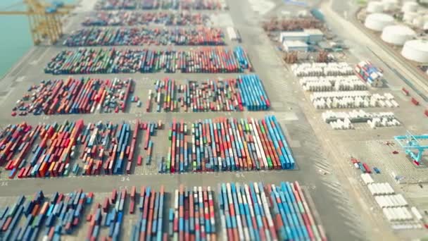 Colpo aereo di grande porto container cantiere, tilt-shift effetto di messa a fuoco superficiale. Esportazione, importazione, concetto logistico. Video 4K — Video Stock