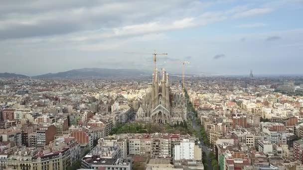 Berömda Sagrada Familia - basilikan och betalande kyrkan av den heliga familjen i Barcelona, Spanien. 4k-video — Stockvideo