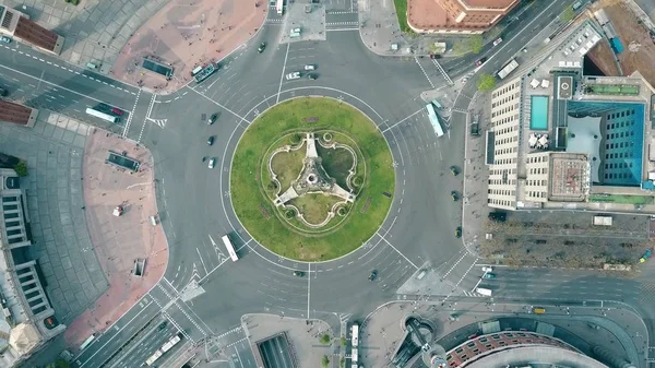 Légi felvétel a Plaza de Espana, Barcelona, Spanyolország. Körforgalom városi forgalom — Stock Fotó