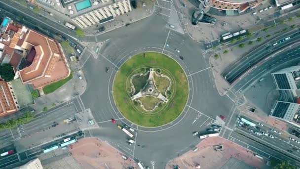 Letecká časová prodleva od Plaza de Espana v Barceloně, Španělsko. Kruhový objezd městské hromadné dopravy, pohled shora. 4k video — Stock video