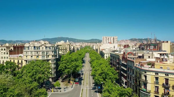 Barcelona stora gatan Flygfoto, Spanien. Avlägsna basilikan Sagrada Familia till höger — Stockfoto