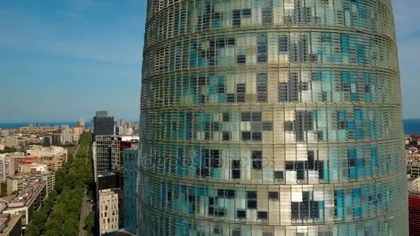 Detalles del rascacielos y vista aérea de Barcelona en un día soleado, España. Vídeo 4K — Vídeos de Stock