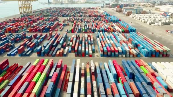 Barcelona, Španělsko - 15 dubna 2017. Letecký snímek velký přístav kontejnerů a zavaděč v akci. 4k video — Stock video