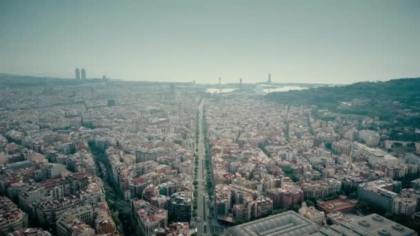 Κεραία βολή πόλη Βαρκελώνη, Ισπανία. Λιμάνι μακρινή θέα θάλασσας. βίντεο 4k — Αρχείο Βίντεο