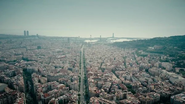 Foto aérea de Barcelona, España. Puerto marítimo lejano — Foto de Stock