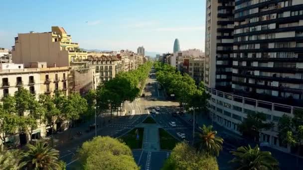 Воздушный вид на главную улицу Барселоны, Испания. Городское движение. 4K видео — стоковое видео