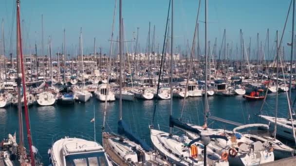 BARCELONA, ESPANHA - 15 de abril de 2017. Steadicam tiro de veleiros ancorados no cais da marina. Vídeo 4K — Vídeo de Stock