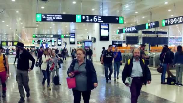BARCELONA, ESPANHA - 15 de abril de 2017. Steadicam tiro de aeroporto internacional El Prat terminal. Vídeo 4K — Vídeo de Stock