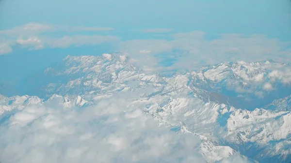 Альпы, горы и облака, вид сверху — стоковое фото