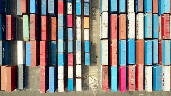 Barcelona, Spanje - April, 15, 2017. Luchtfoto van de grote haven container yard — Stockfoto
