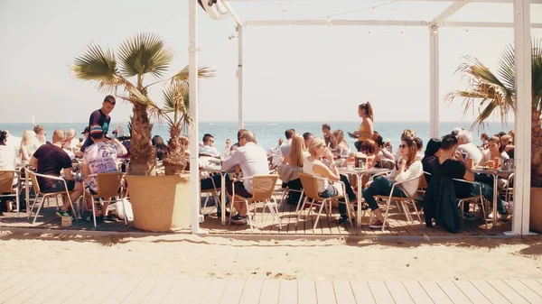 Barcelona, İspanya - 15 Nisan 2017. Uzun steadicam iğne insanların kalabalık Plaj Restoran — Stok fotoğraf