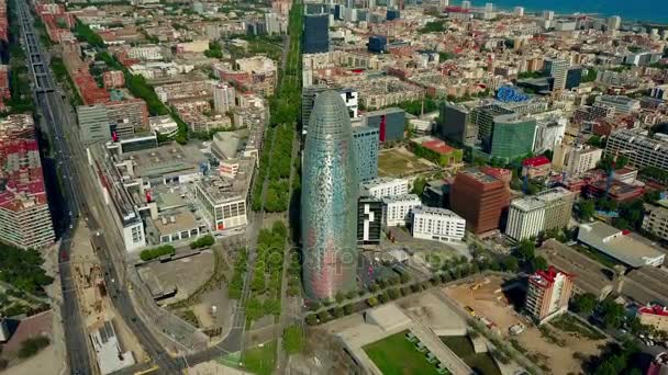 バルセロナ, スペイン - 2017 年 4 月 15 日。トーレ ・ アグバール超高層ビル、市街や海辺撮晴れた日に。4 k ビデオ — ストック動画