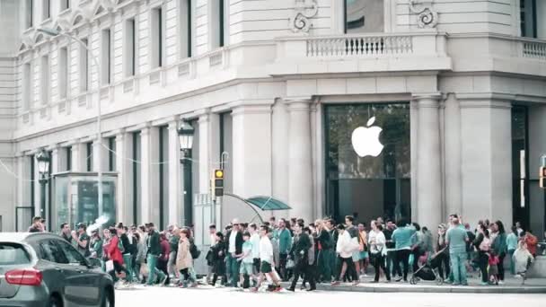 BARCELONA, ESPAÑA - 15 DE ABRIL DE 2017. Entrada a la tienda de Apple y gente en el paso de peatones. Vídeo 4K — Vídeo de stock