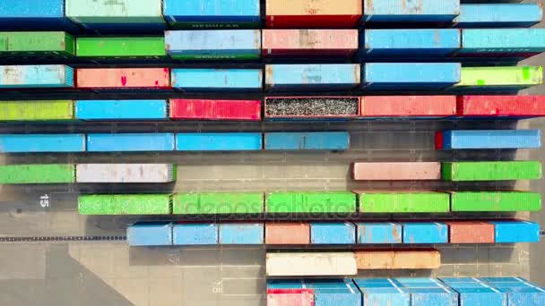 西班牙巴塞罗那-2017 年 4 月 15 日。港口集装箱堆场，顶视图的空中拍摄。4 k 视频 — 图库视频影像