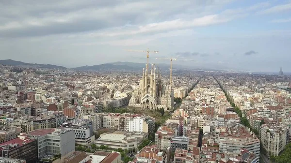 Fotografia aérea da famosa Sagrada Família - Basílica e Igreja Expiatória da Sagrada Família em Barcelona, Espanha — Fotografia de Stock