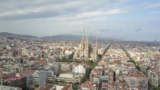 Аэросъемка знаменитого храма Святого Семейства - базилики и Экспиториальной церкви Святого Семейства в Барселоне, Испания. 4K видео — стоковое видео