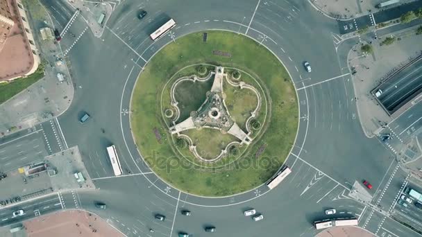 Levantamento aéreo da Plaza de Espana em Barcelona, Espanha. Roundabout tráfego da cidade, vista superior. Vídeo 4K — Vídeo de Stock