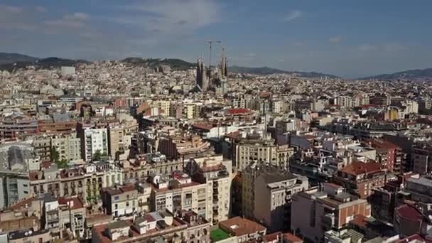 Воздушная съемка знаменитого храма Святого Семейства - базилики и Экспиториальной церкви Святого Семейства в Барселоне. 4K клип — стоковое видео