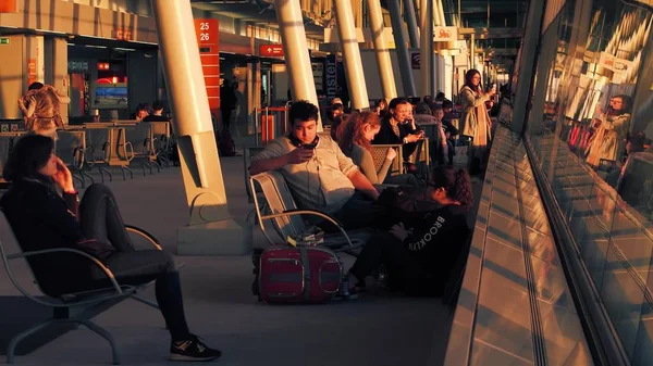 Warsaw, Polen - April, 14, 2017. Passagiers die op wachten voor het instappen bij internationale luchthaven in de avond — Stockfoto