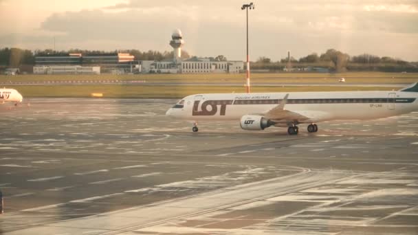 바르샤바, 폴란드-4 월 14, 2017. 많은 폴란드 항공 엠 브라에 르 Erj-195lr 비행기는 공항에서 택시로. 4 k 팬 샷 — 비디오
