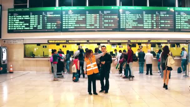 BARCELONE, ESPAGNE - 15 AVRIL 2017. Billetterie au terminal ferroviaire. Vidéo 4K — Video