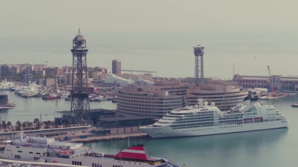 Barcelona, Spanje - April, 15, 2017. Afgemeerd cruise liner Seabourn Quest in de haven. 4k schot — Stockvideo